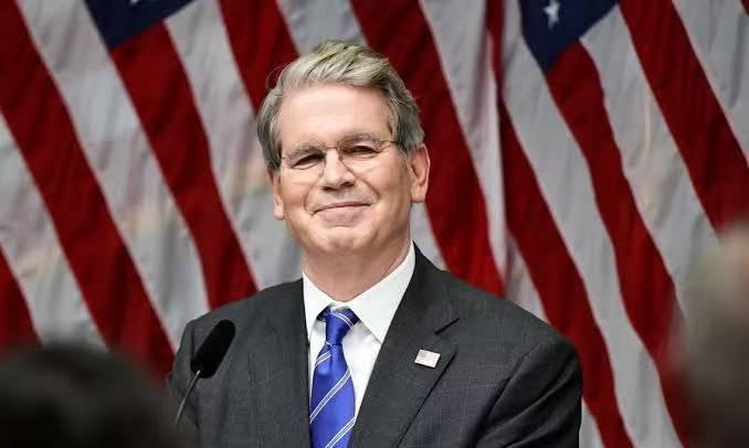 美国的狐狸尾巴终于露出来了！美国财长：伊朗石油将用美元结账，俄罗斯也可能重返美元