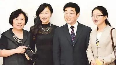 中国有个现象特别有意思。一群高学历、留过洋、见过世面的海归精英，隔三差五站出来喊