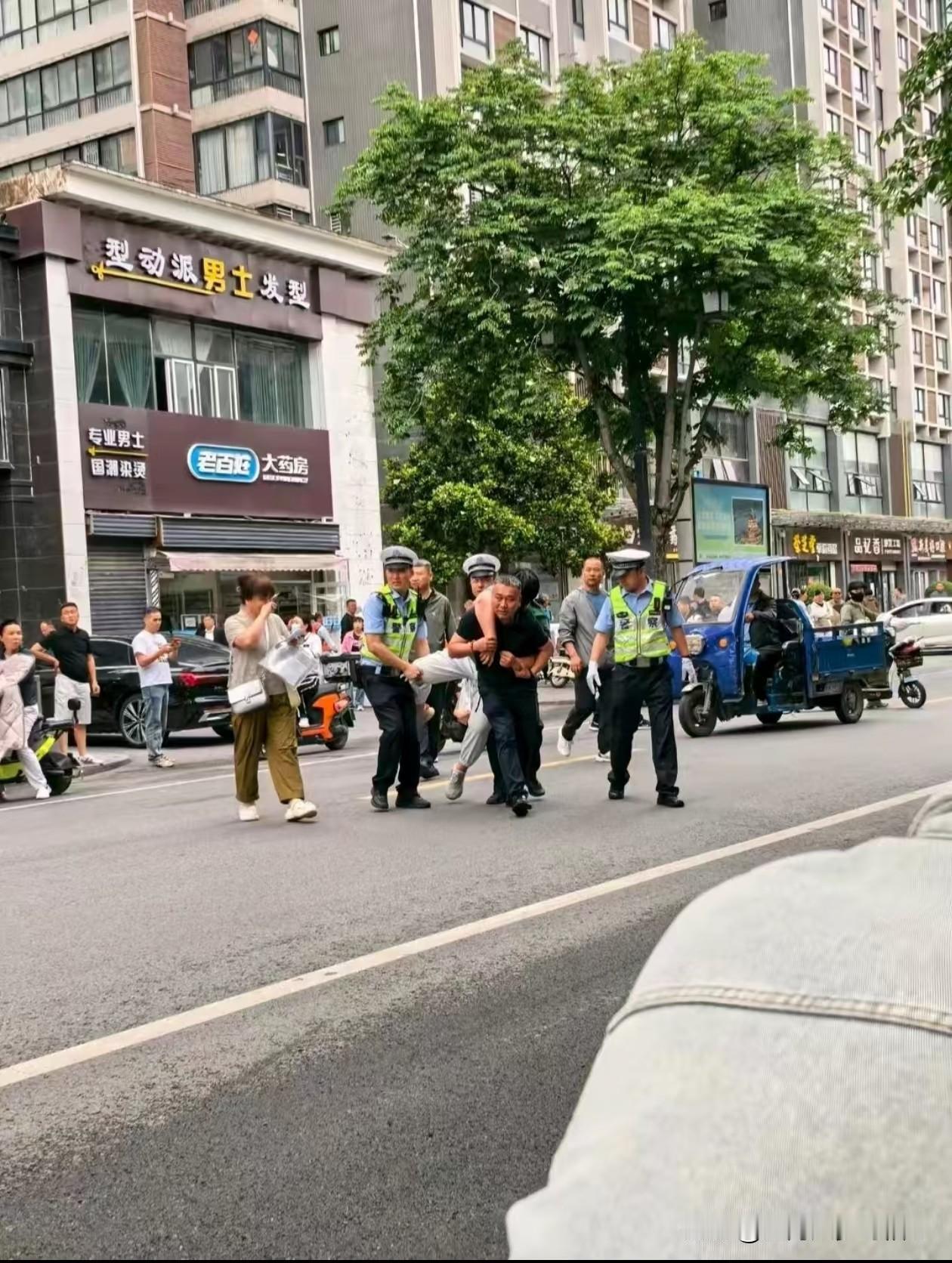 浙江考生进考场前紧张到无法走路，父亲背起他狂奔："怕啥，爸在！"
今年的高考首日
