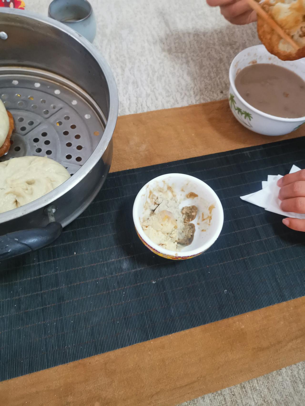 今天早上出门早，跑到医生那里吃的早饭，还听她弹的古琴。

   会弹古琴的不多吧