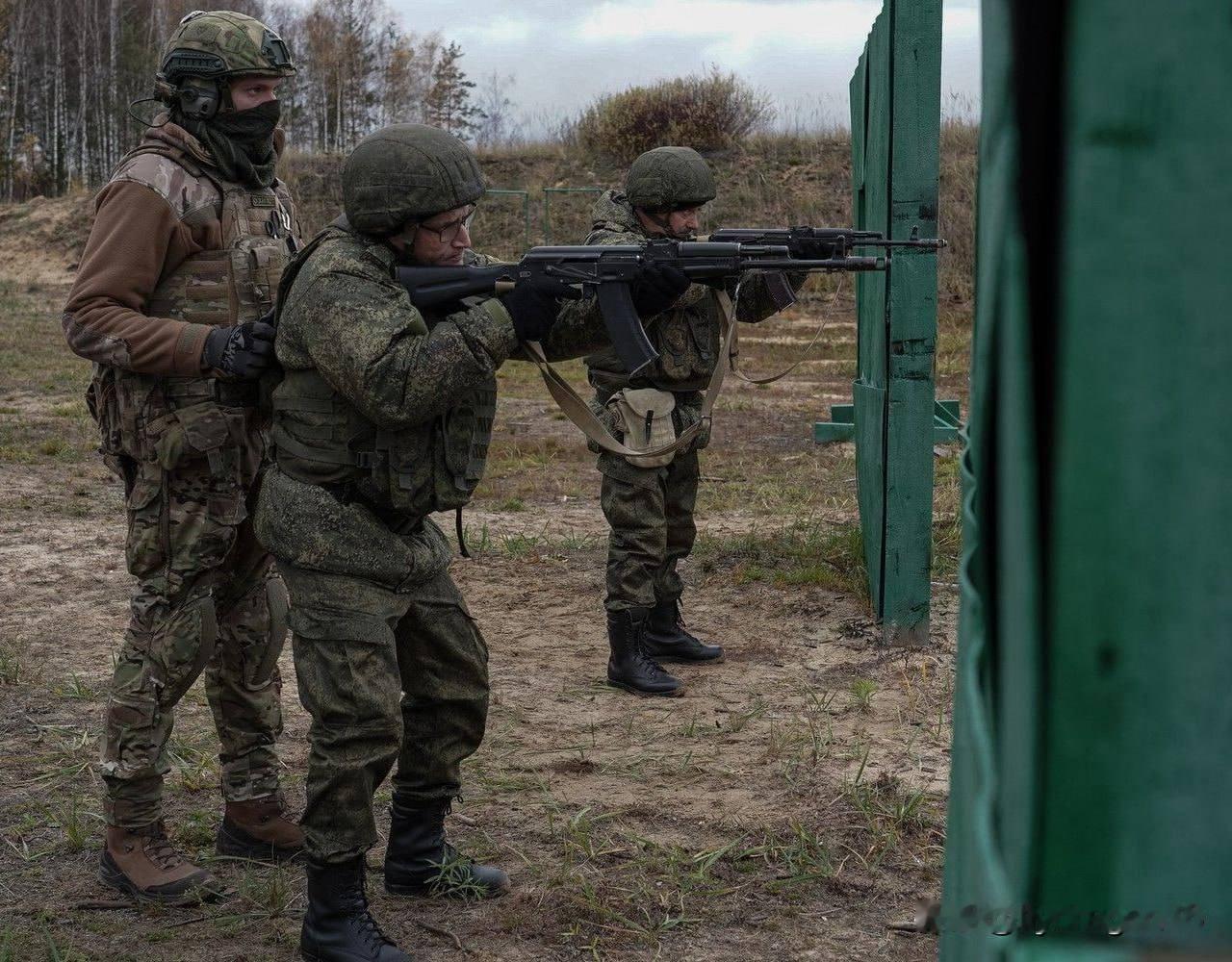 🇷🇺俄罗斯预备役人员已开始接受训练，以守卫后方设施。