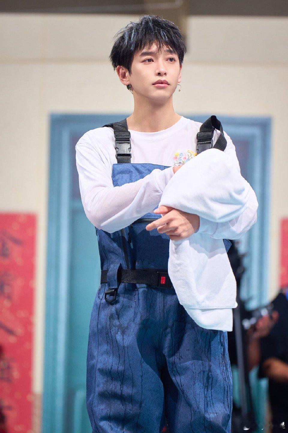 彭昱畅唱歌我自有人选 被cue唱歌的彭彭，唱完还被夸