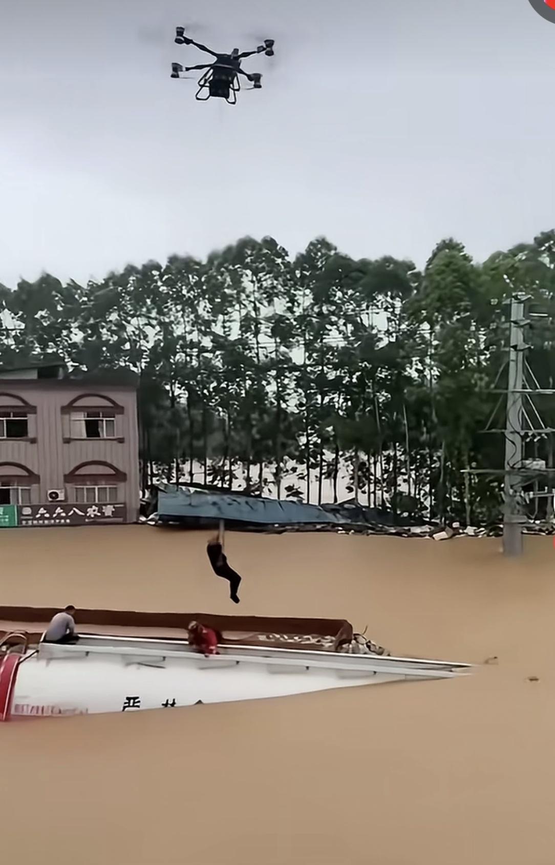 洪水里的科技微光：无人机为乡村救援打开新通道
 
连日来广西多地遭遇强降雨侵袭，