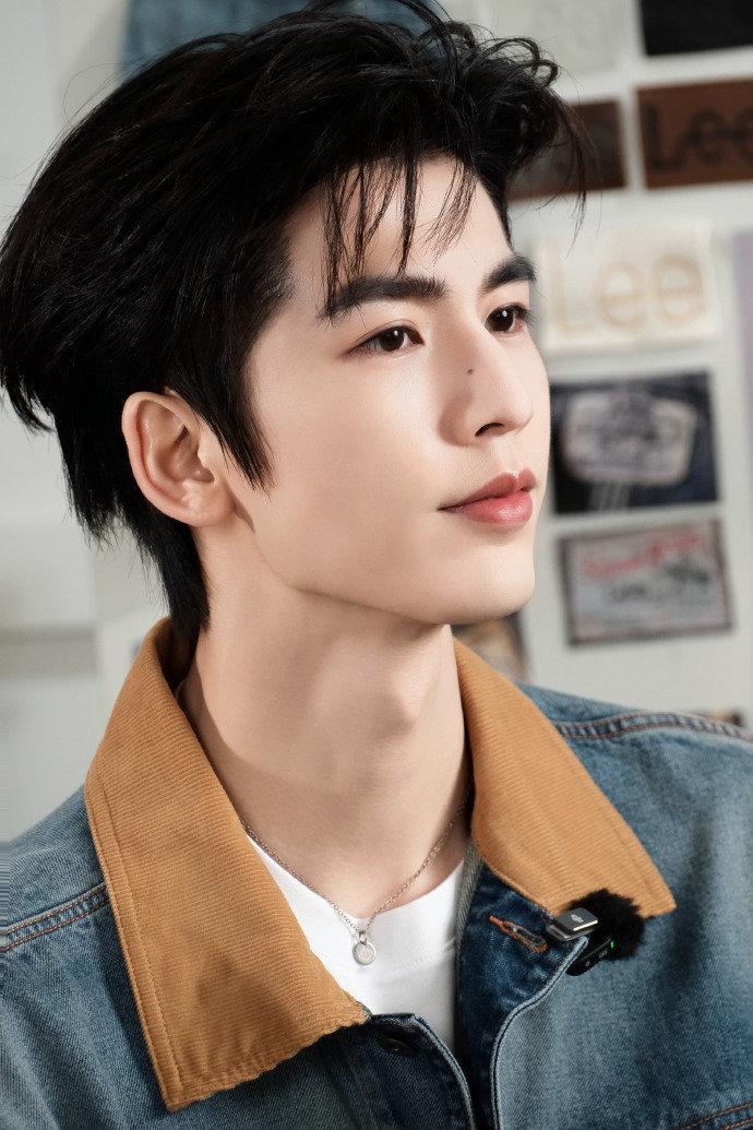 张凌赫最新商务大片花絮 张凌赫翻领牛仔贵公子 张凌赫最新商务大片花絮来啦，是张凌