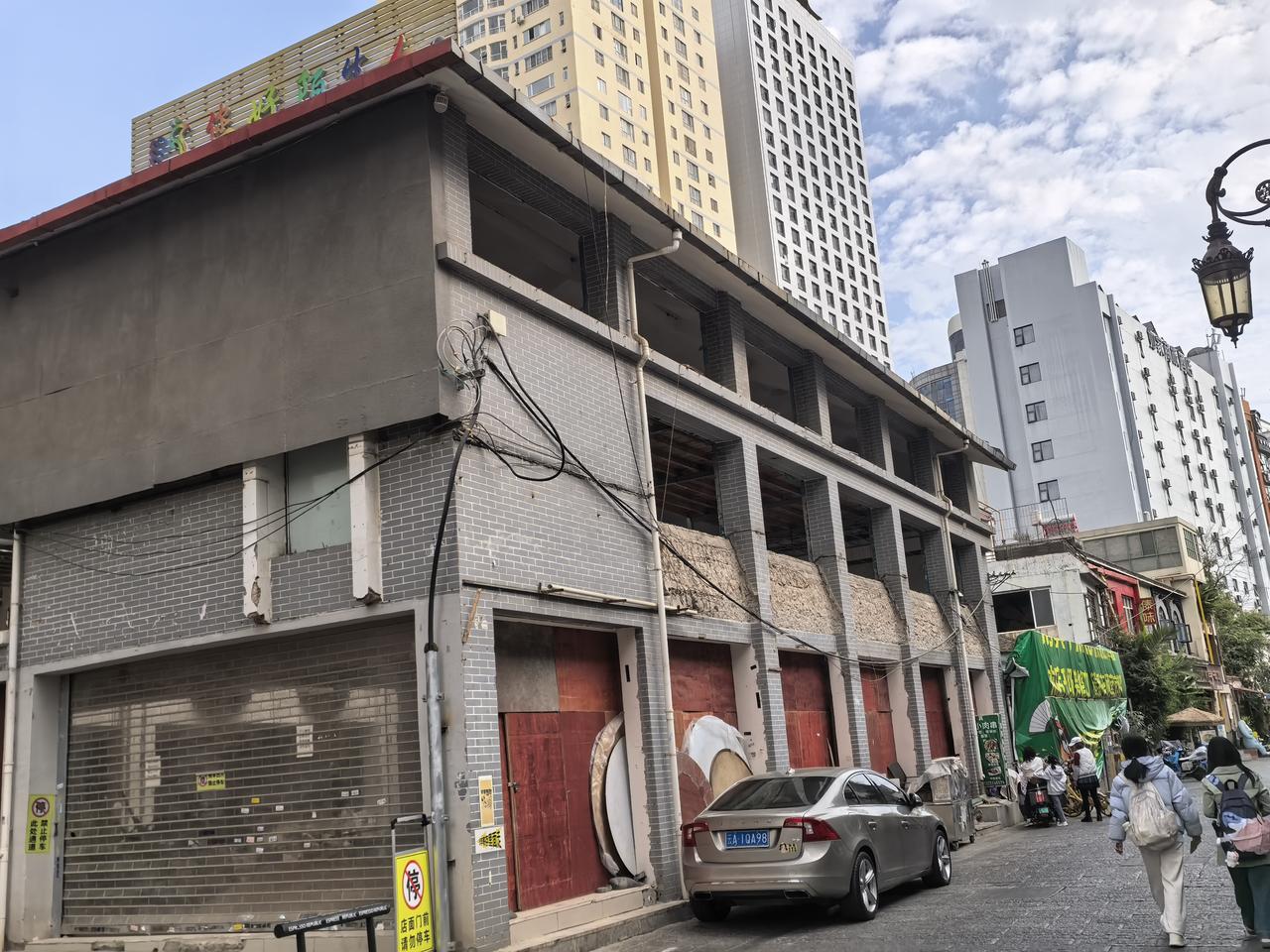 南屏街上的这幢房子一年多前就这样的空着了，看来房东也是一个不差钱的主。