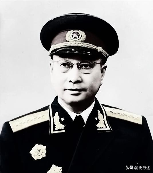 1952年，毛主席把正在朝鲜打仗的陈赓叫回了北京，交给他一个任务：办一所军事工程