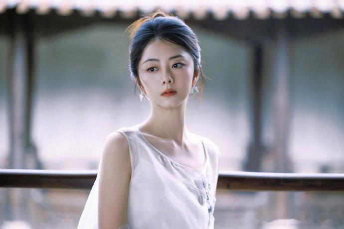 谭松韵盘发白纱裙 站在季节的缝隙等风来的谭松韵 站在季节的缝隙等风来的谭松韵，一
