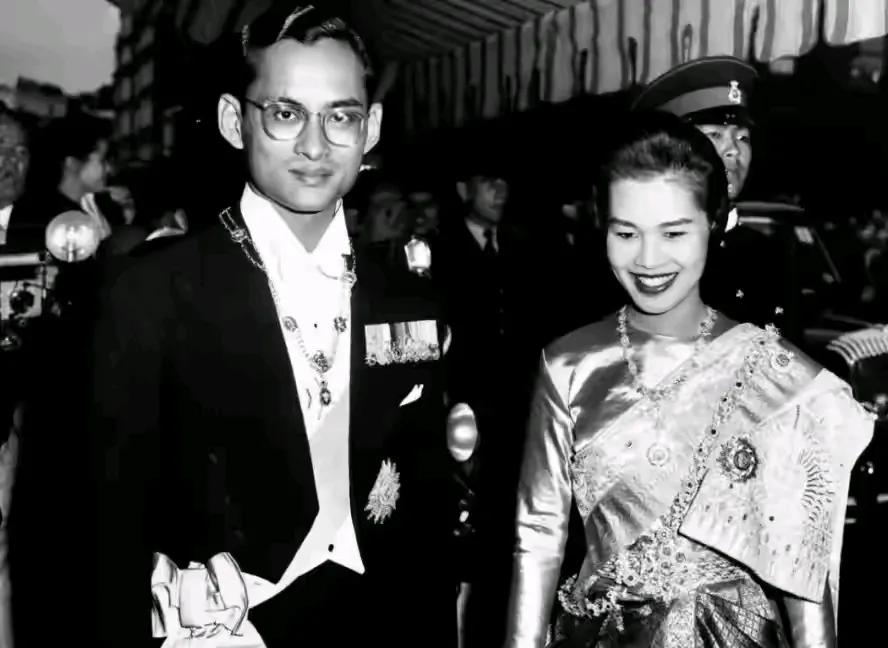 花心强势的王后温和专一的泰国国王，他们的婚姻搭配也在遵循一种奇怪的规律：好男人遇