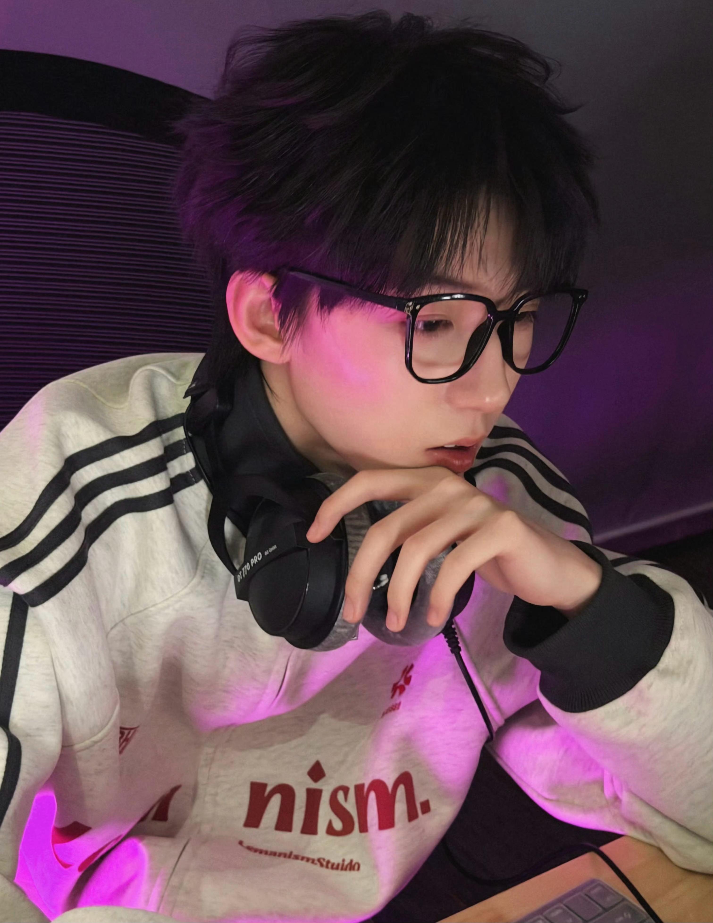 杨博文幻想电竞选手 四代杨博文营业🈺这妥妥的电竞男主照进现实 