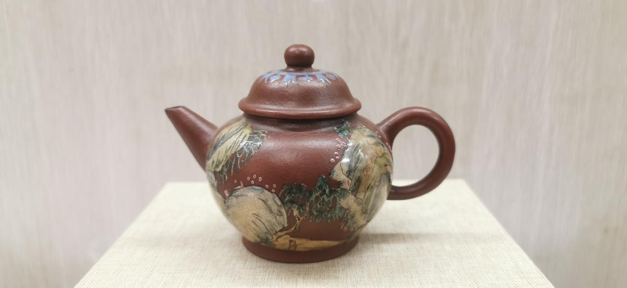 中国宜兴早期龙印系列精品紫砂茶壶（独孔、约128cc）
真的紫砂壶一个大约多少钱