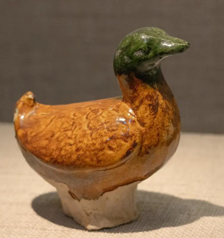 春游赏花季，认识下唐三彩鹅衔梅花杯。这杯子超有诗意，鹅曲颈回首，姿态优美，像是在