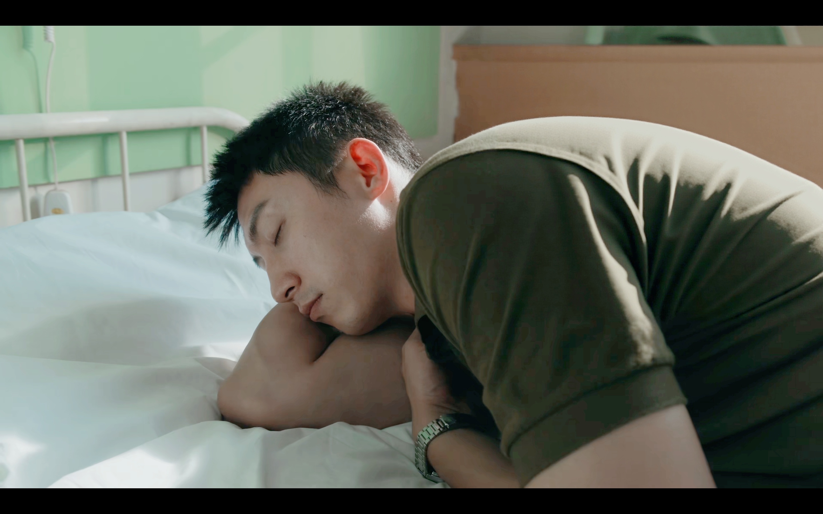 黄景瑜︱《雪迷宫》︱EP16截修郑北睡姿截修一张，其实就是把瑶瑶的手P掉，然后调