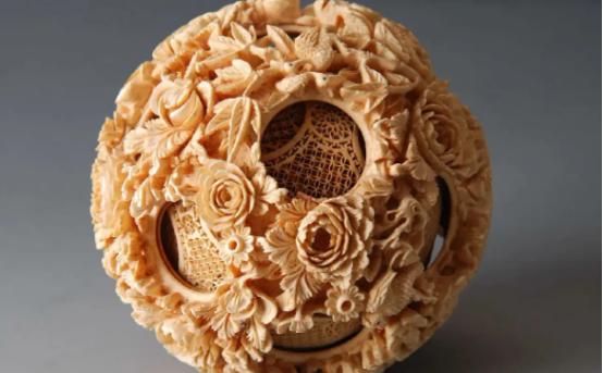 1915年巴拿马万国博览会上，日本制造的鬼工球比中国的鬼工球多出一层，眼看，日本