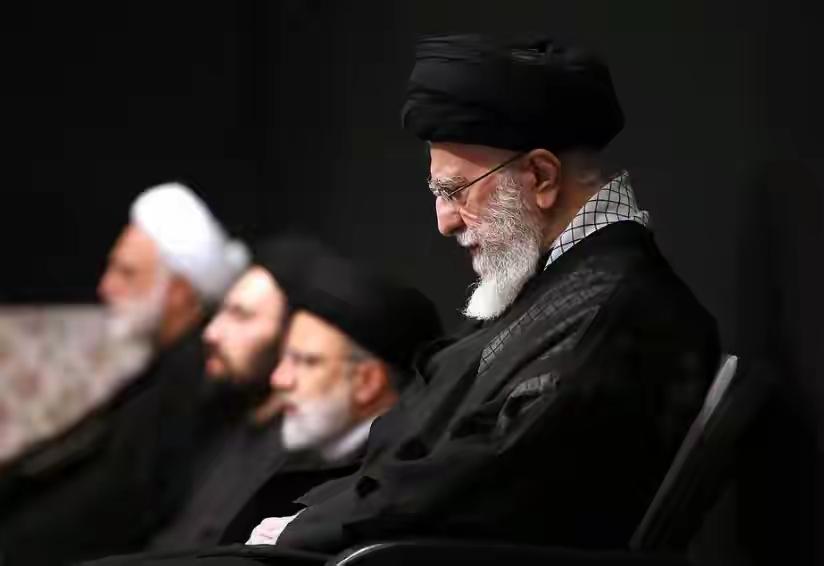 伊朗升黑旗，将发动史无前例报复！哈梅内伊身亡背后，谁出卖了他