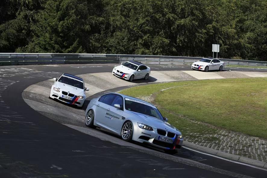 纽博格林是圣地BMW M是神车纽博格林赛道不是一锤子买卖，而是长年累月的坚持。而