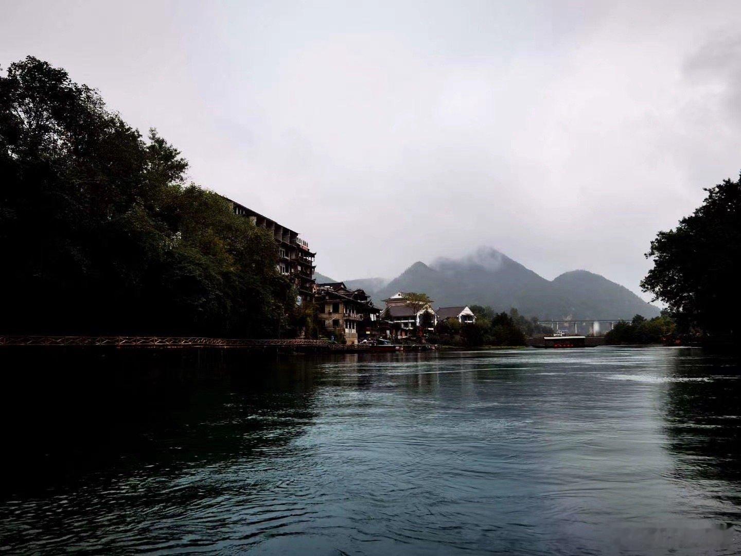 年度旅行记忆  茶峒，这座隐匿于湘渝黔三省交界的古镇，于雨幕中散发着独有的幽韵。