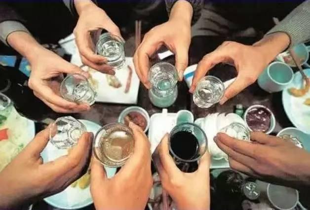 河北石家庄，男子酒后在自家车内睡觉，被执勤交警发现，在做了酒精测试后，认为他涉嫌