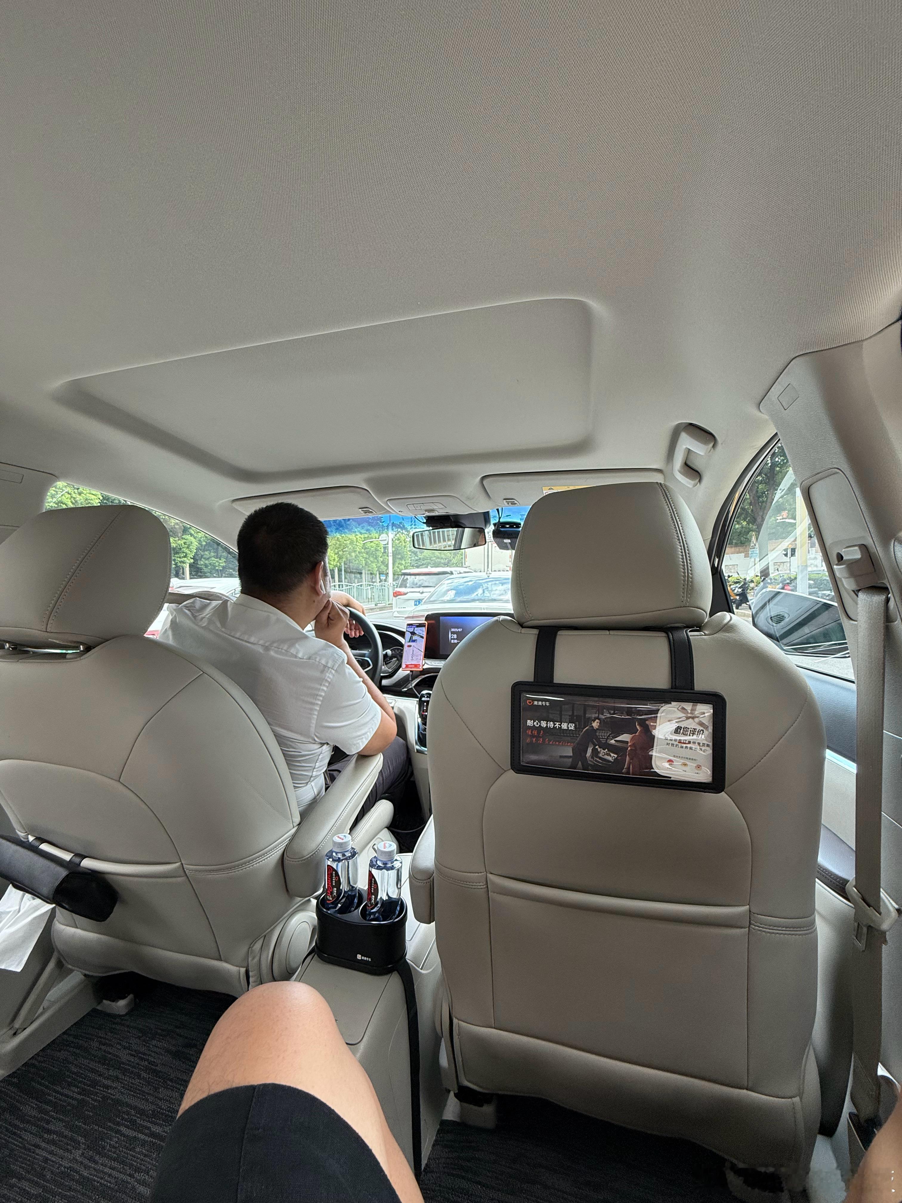 上海打了台专车 GL8 ，我上车说了一句：第一次打专车打到GL8 司机一句很不泻