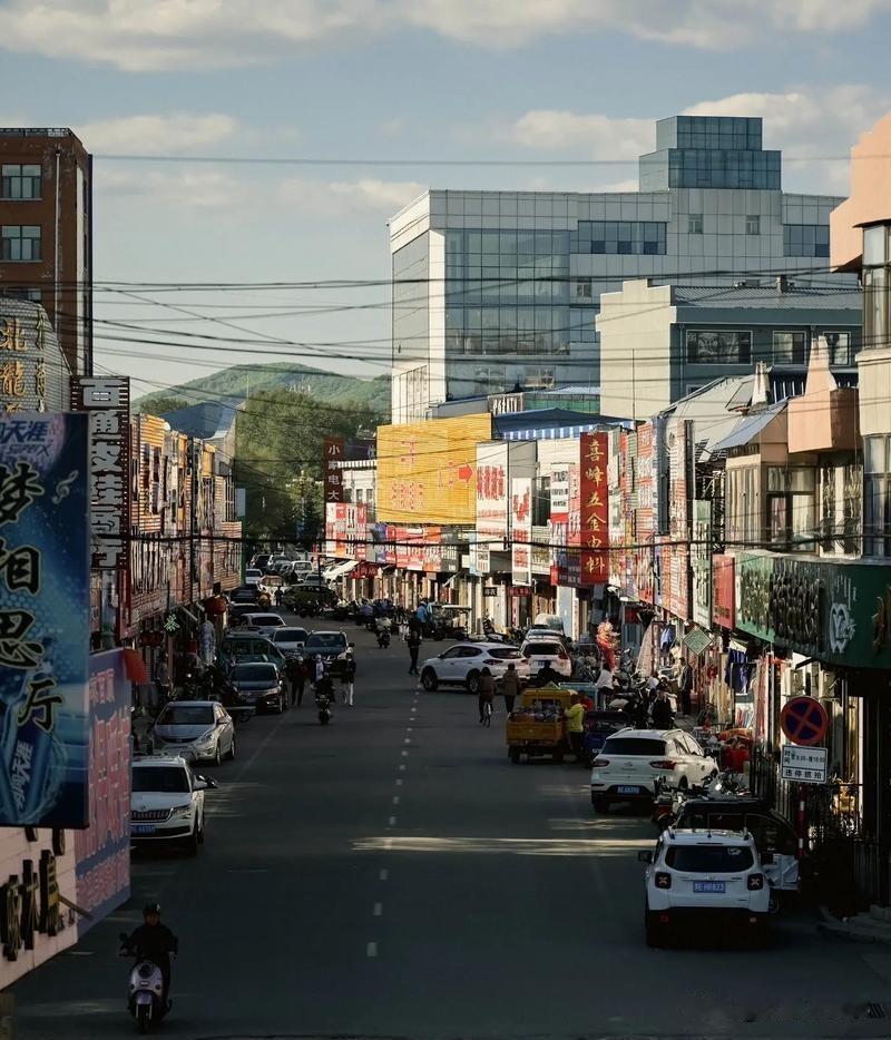 扎兰屯是内蒙古自治区呼伦贝尔市代管的县级市‌，总面积约‌1.68万平方千米，位于