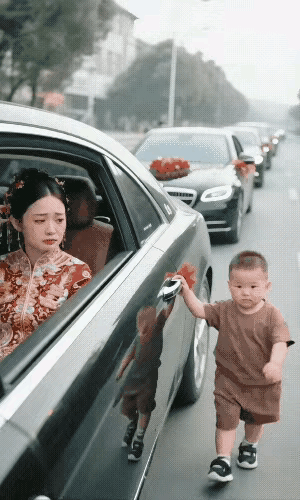 六岁萌娃婚车旁当“保镖”，小手攥门护姐超霸气
 
姐姐大婚。婚车旁，六岁弟弟成全
