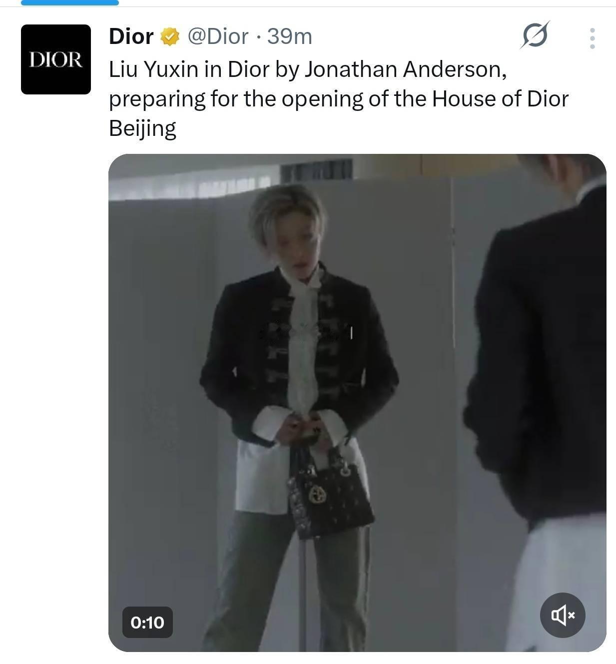 都说了，雕给内娱艺人的好待遇都在刘雨昕那里了。 