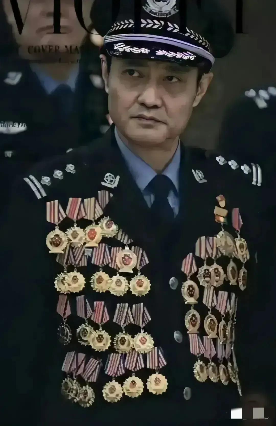 潜藏于网络的逃犯们，看到这张充满正气的照片还不赶快去自首！

这张照片展现了一位