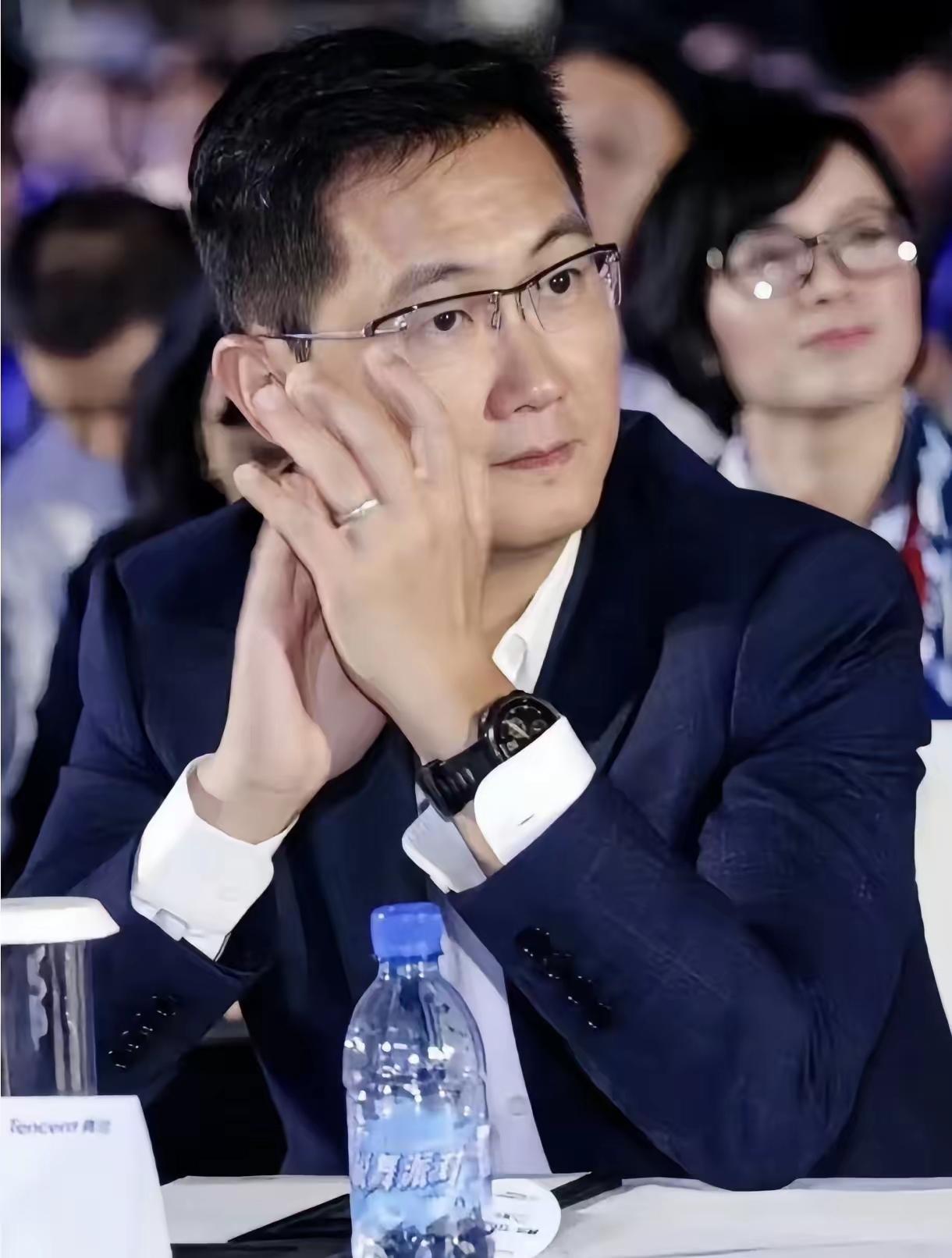 在体育行业上班的闺蜜
告诉了我一个秘密
她接触过腾讯体育的相关负责人，据他所说腾