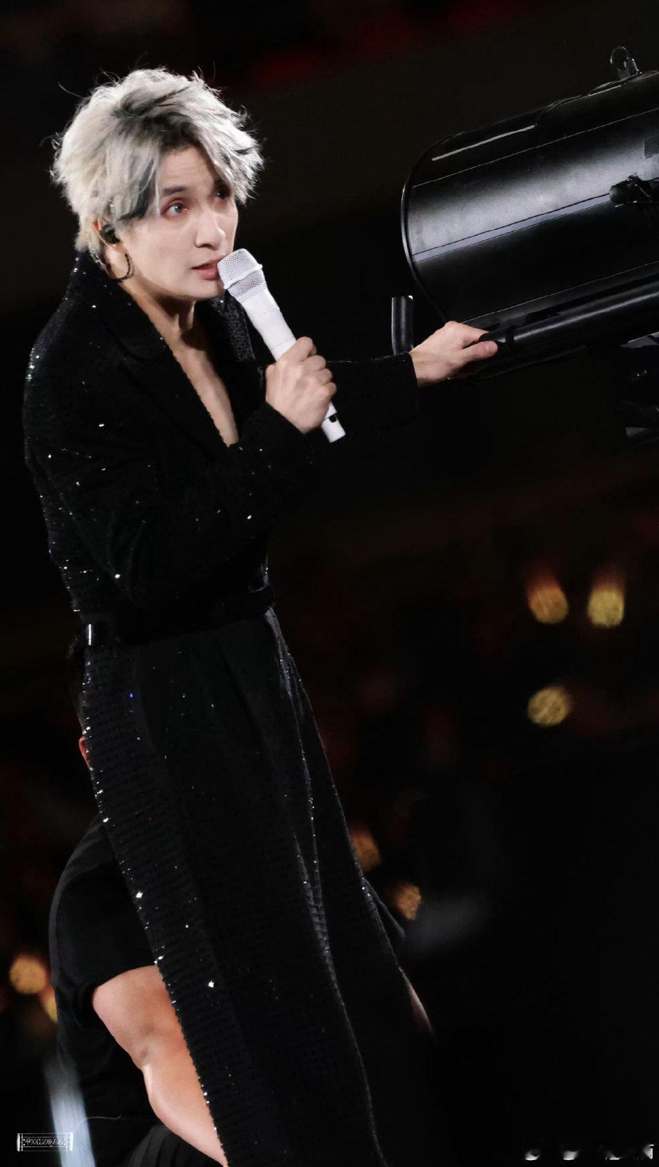 路人入坑薛之谦现场 被薛之谦现场圈粉瞬间一场优质的现场表演，总能打动不同的观众。