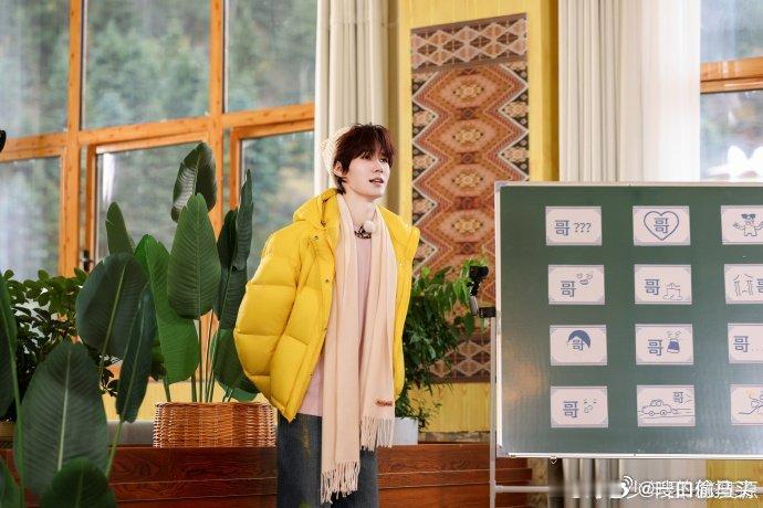 张真源万物皆可哥全场就他没扎裤脚，不慌不忙喊蚂蟥哥，这波操作属实是把随性玩明白了