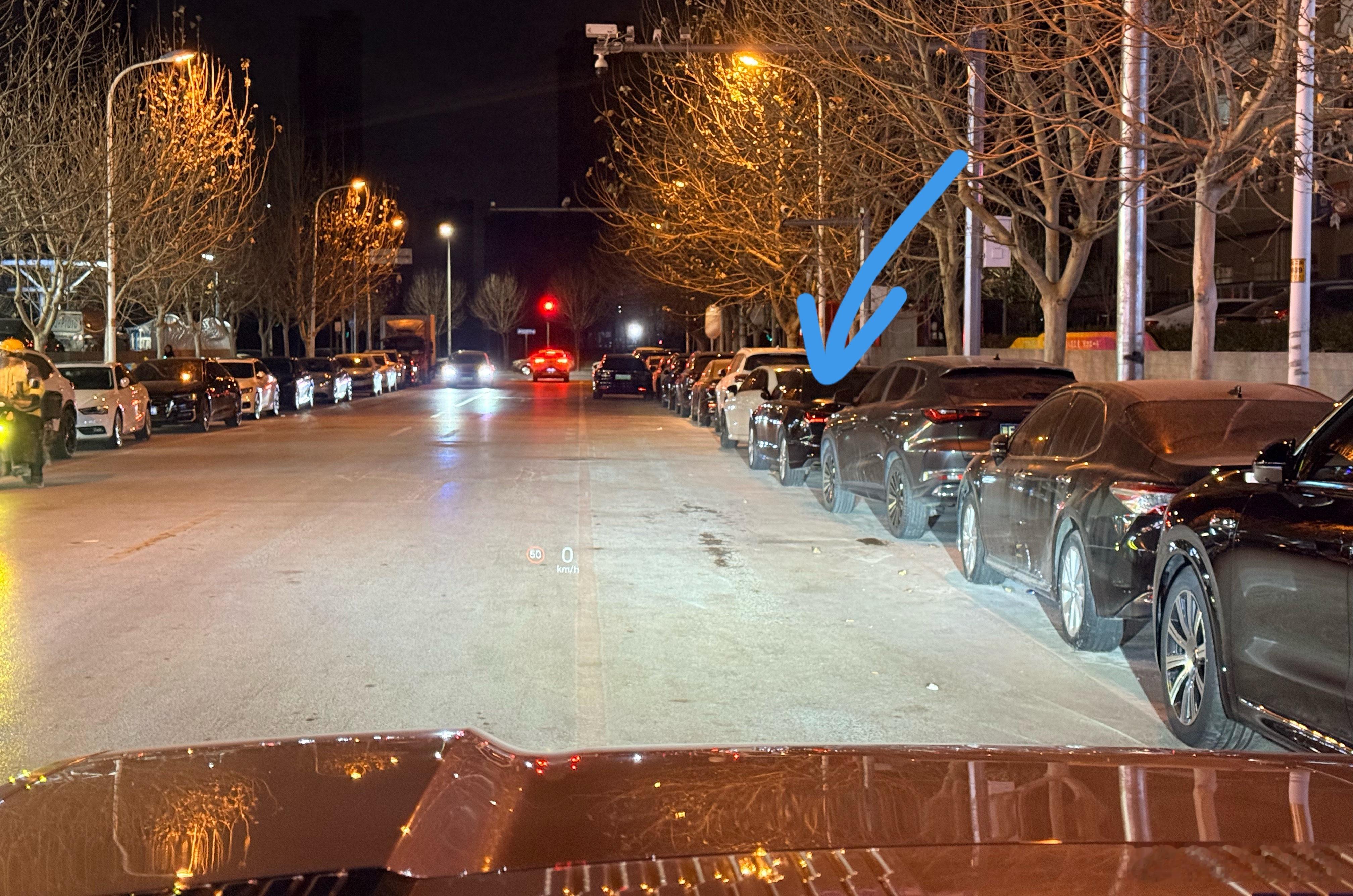 感觉警车应该标配夜视（热成像），能够快速识别刚停放不久的车