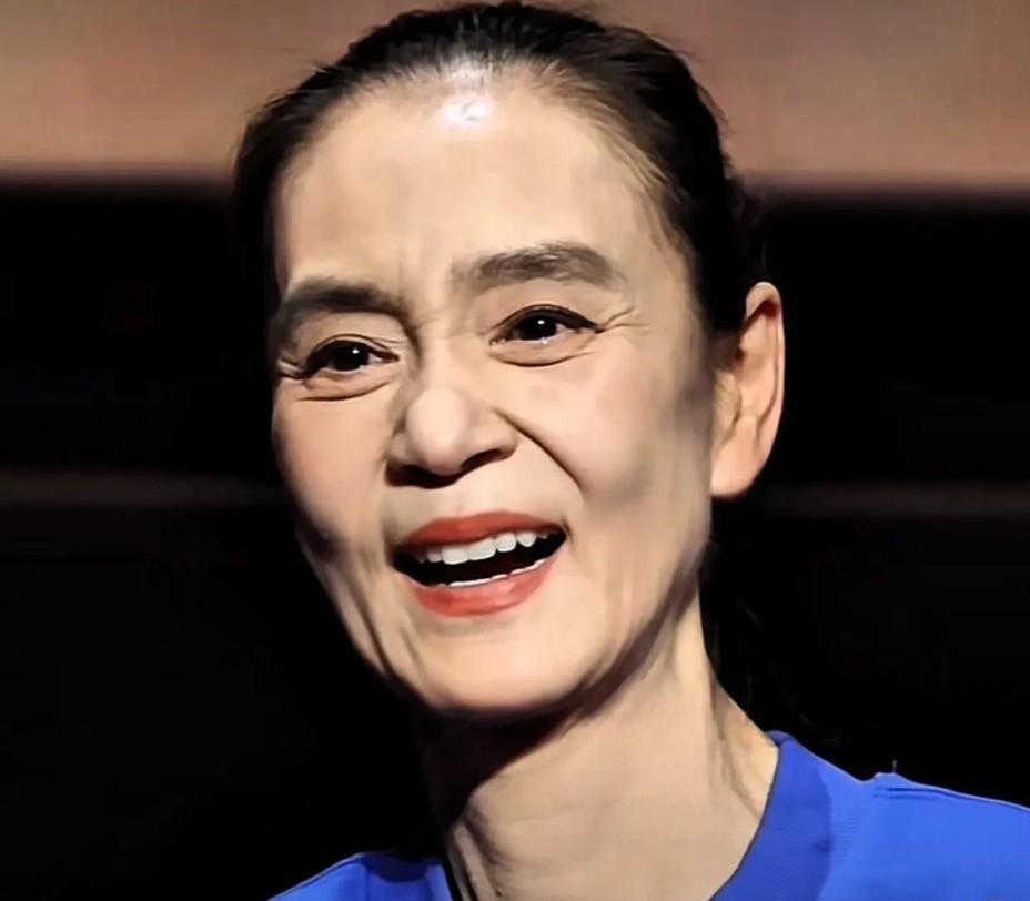 刘雪华才65岁，居然满口假牙。
刘雪华去面试一个老太太，怕导演不用她。当着导演的