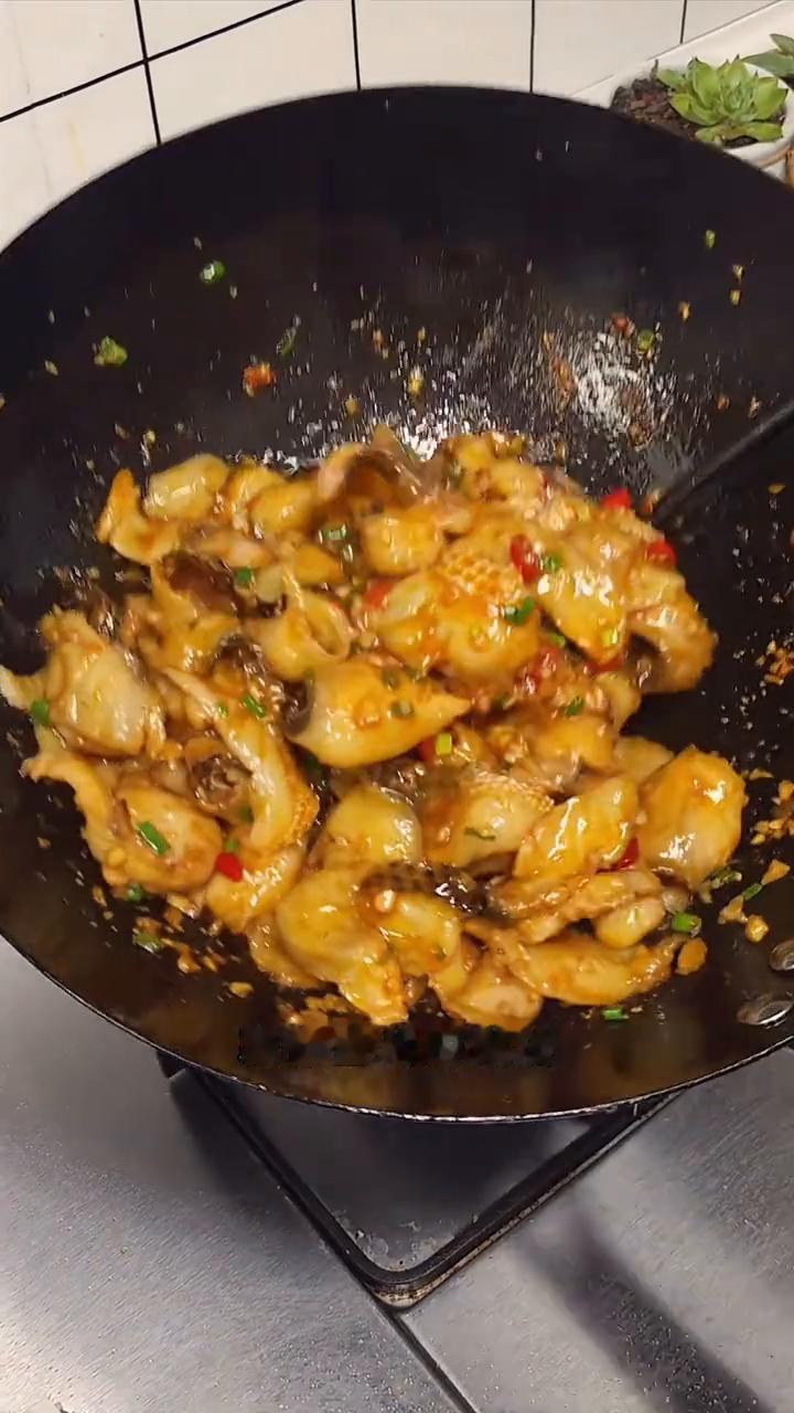 蒜香鱼片。
这是我一个特别爱吃鱼的朋友教给我的蒜香鱼片的做法。滑滑嫩嫩的鱼片裹满