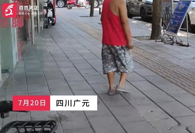 四川，女子开的店面隔壁是足浴店，一个大爷走进女子的店内，直接询问要做那事，想要找
