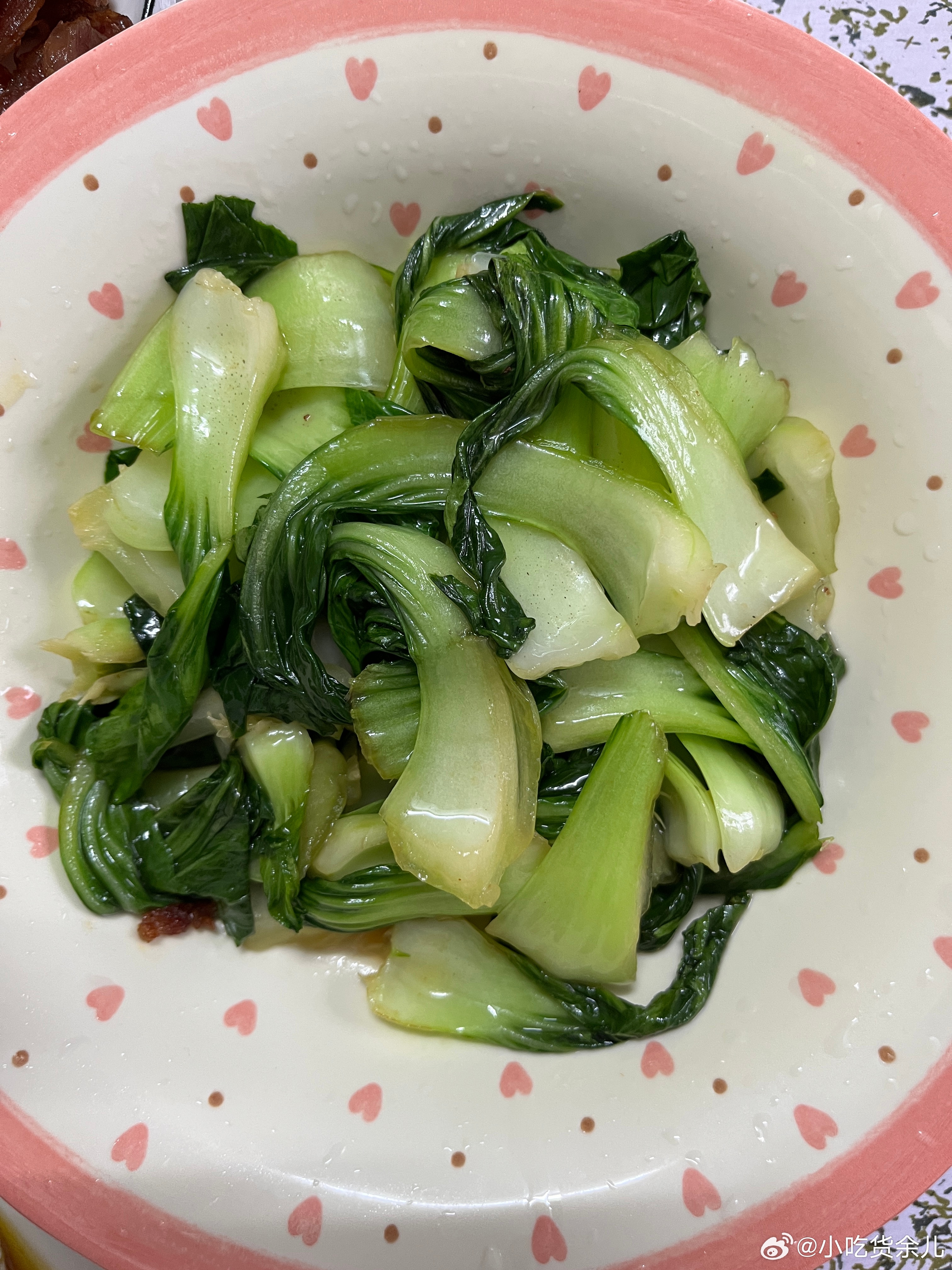 吃饭了，柠宝要吃鱼，早上清理冰箱，发现还有腊肠，我妈做的，过年拿下来，都忘记吃了
