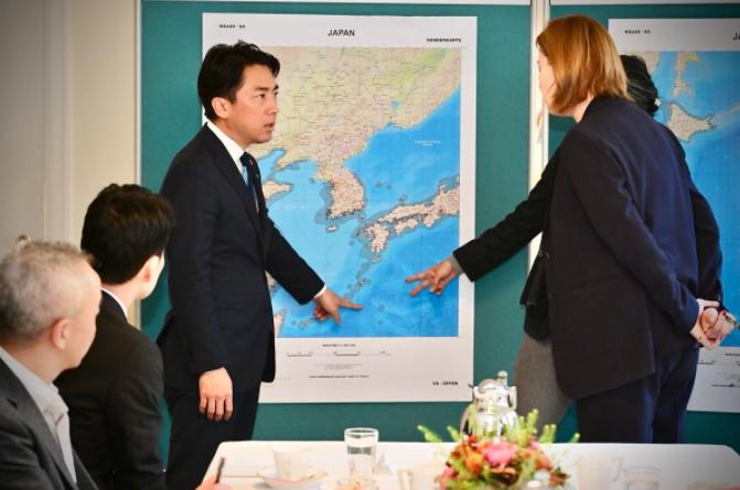 日本防相紧急会晤德国大使， 要联合德军一起抗中，二战法西斯又要合流？
 
当地时