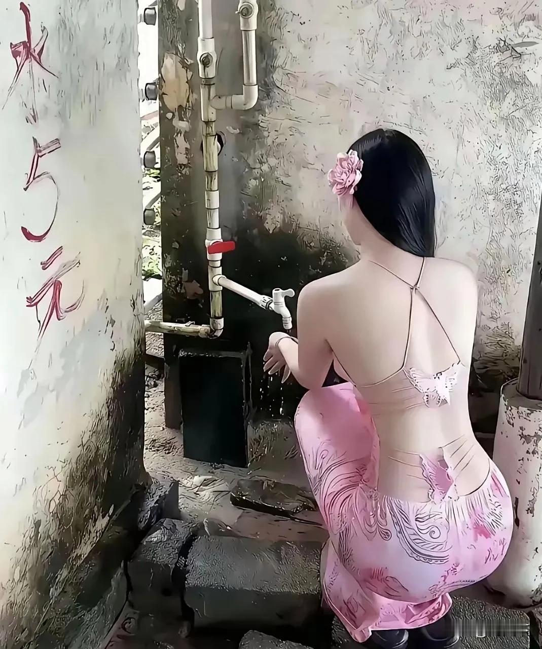 她身着露背粉裙，发间别着花朵，却在这逼仄之地。或许生活曾给她重击，让她在此处为微