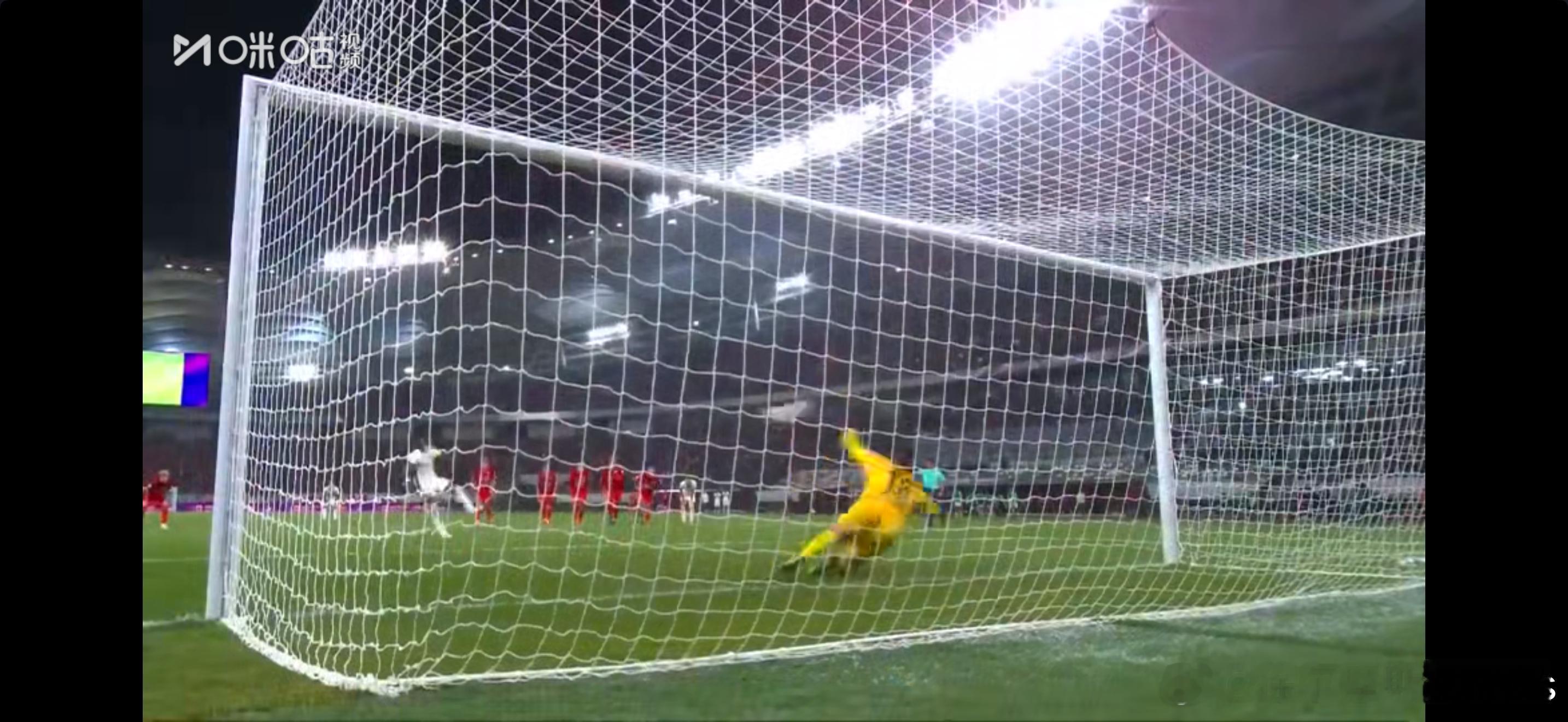 夜里睡醒了，又看了一遍足协杯决赛的集锦，真的是常看常新，热泪盈眶啊。