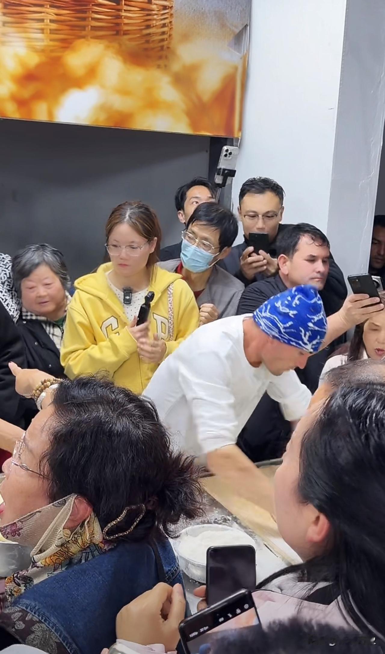 最近，西安馕饼哥，用善良朴实，物美价廉美味的馕饼，征服了所有人！4块钱一个，10