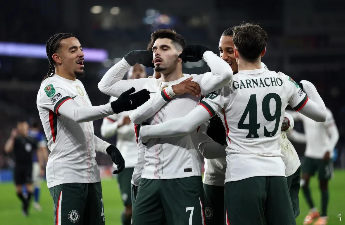 卡迪夫城1比3切尔西 联赛杯切尔西淘汰英甲球队卡迪夫城，晋级四强。客队切尔西球迷