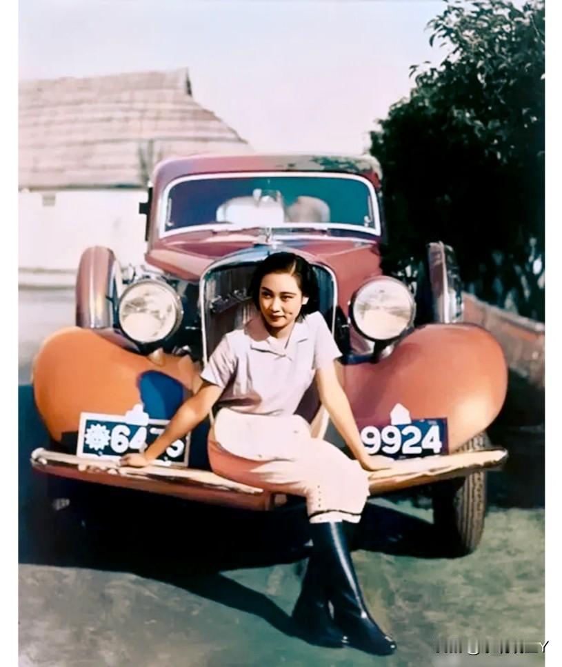 1930年，上海，脚穿长筒靴潇洒地坐在小汽车保险杠前的胡蝶。时年22岁，真是惊艳