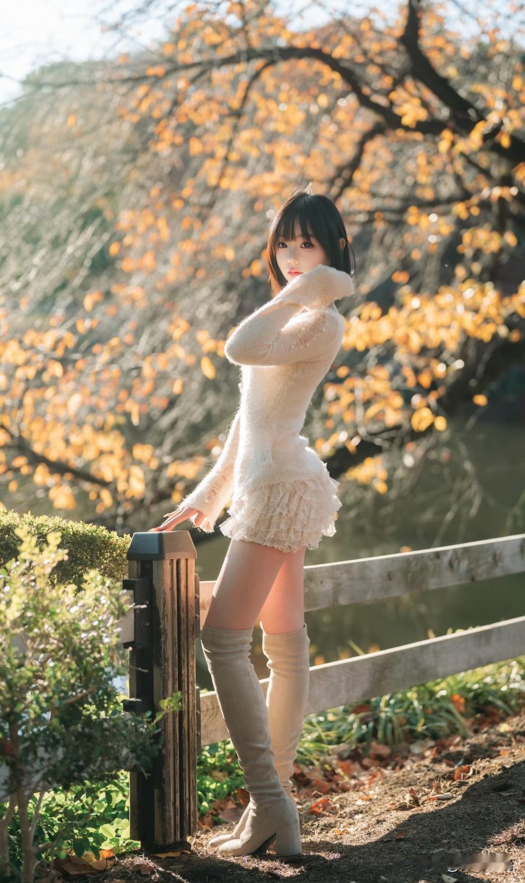 秋日暖阳下，少女倚栏轻笑，落叶纷飞，唯美如画。