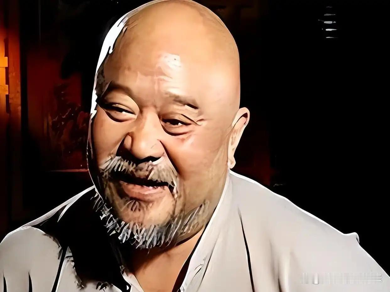 如今已经68岁的李琦，彻底卸下了演员的光环，一身朴素家常装扮，手持一把蒲扇，守着