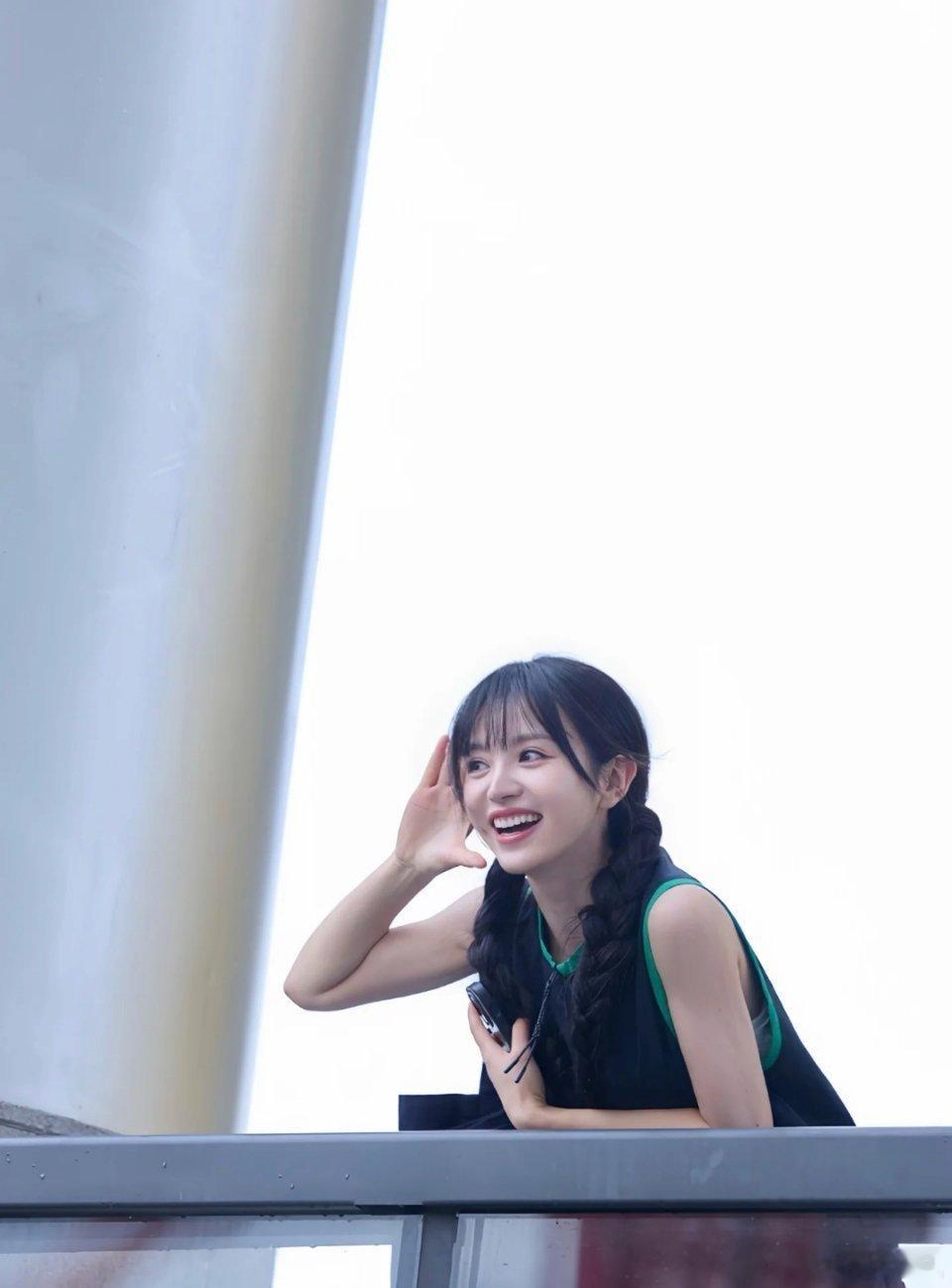 田曦薇不仅是大眼萌妹，看她这个麻花辫儿更是发量王者 ​​​