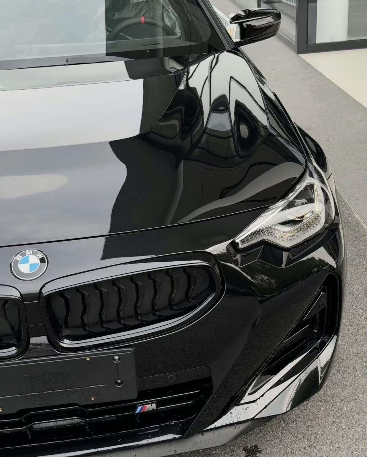 上周在宝马4S店蹲到刚板车卸下来的M240i xDrive宝石青黑内实车，绕着转