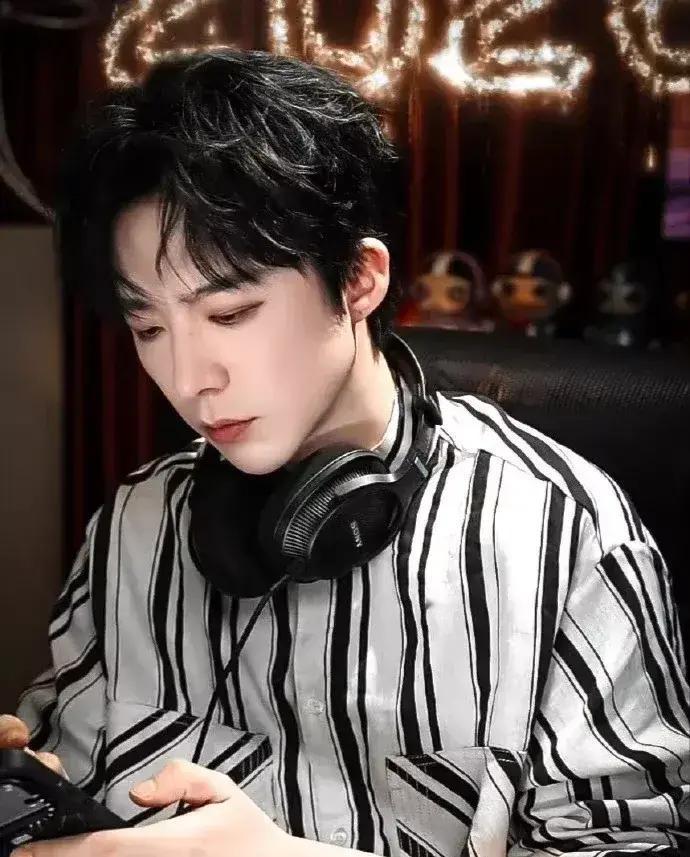 刘宇宁昨晚直播聊到《折腰》播出进度，直接说平台排期还没最终敲定，粉丝别熬夜等空降