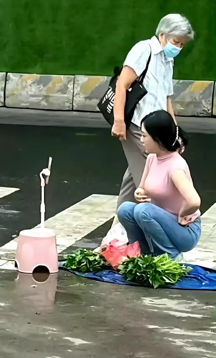 弄虚作假的卖菜女网红，菜市场买两块钱菜

在斑马线上直接开播了，装模作样的，谁卖