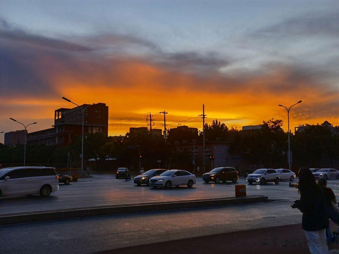 #秋日生活打卡记# 
夕阳无限好，只因晚霞在。晚霞，那是世间最美丽的风光。四季中