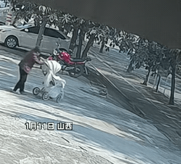 这样的老人怎么敢让她带孩子！老人推婴儿车时见地上东西就撒手去捡，婴儿车溜下坡翻倒