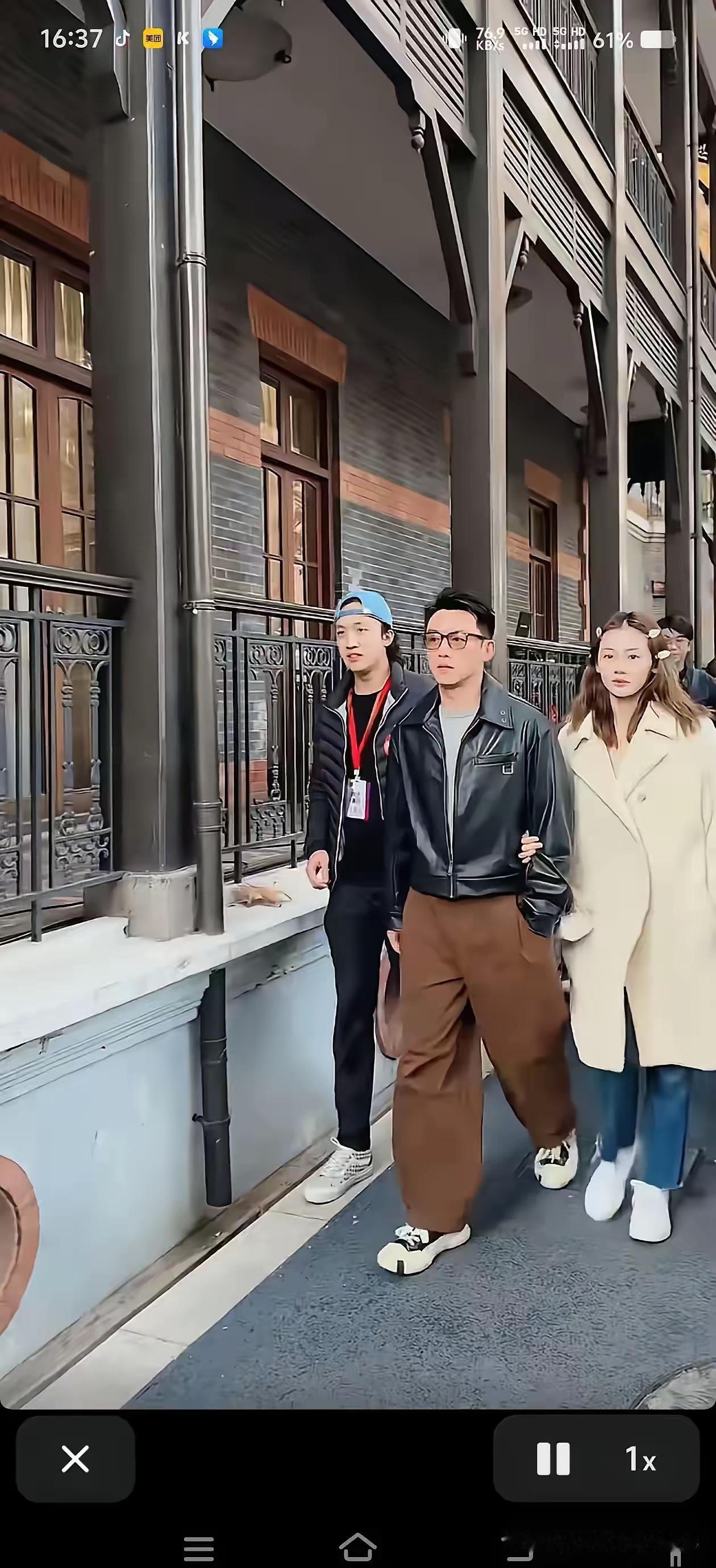 郑凯夫妇一同参加母校活动，二人手牵手感情非常好