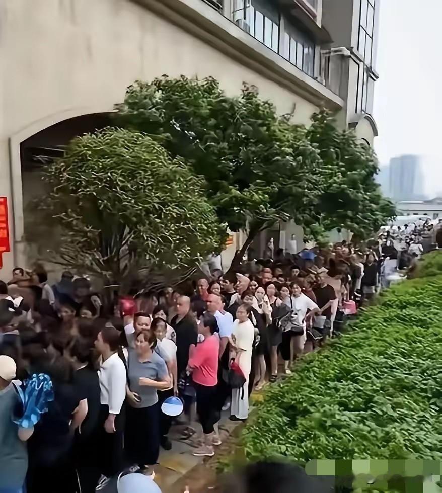 凌晨三点，几百人裹着毯子蹲在长沙街头排队。我还以为大家在抢演唱会门票，走近一看，